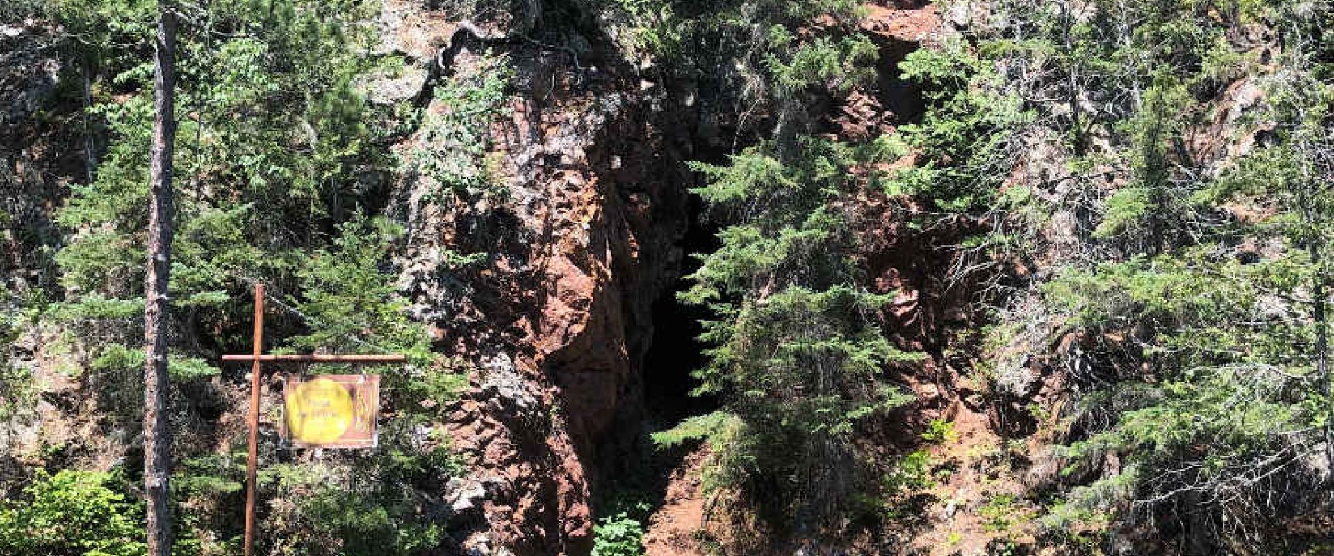 Start of la Porte de l'Enfer portage, showing the cave known as "la porte de l'enfer" by early voyageurs.